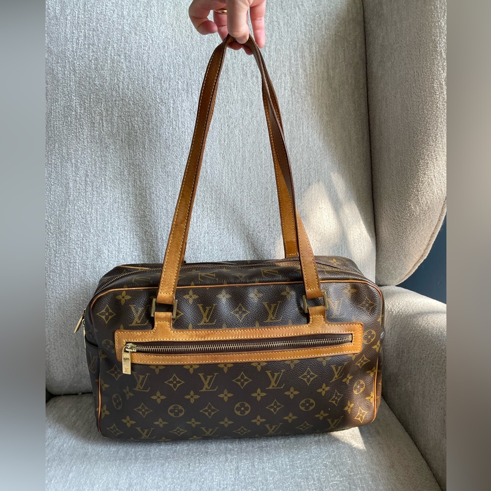 Authentic Louis Vuitton Shoulder Bag - Vintage July 2002, USA made - Picture 2 of 16